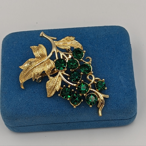 Super Sparkling Pegasus Coro Vintage 50's Green Rhinestone Grape Cluster Brooch - Picture 3 of 8